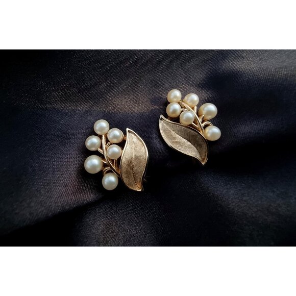 Vintage 1960s CROWN TRIFARI Gold Tone Floral Leaves Faux Pearls Earrings - Picture 2 of 6